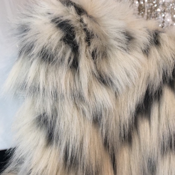 TRIBAL JEANS EGGSHELL ZIP UP FAUX FUR VEST WITH POCKETS - Picture 4 of 10